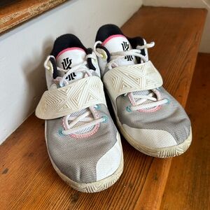 Nike Youth Kyrie Flytrap Basketball Shoes Size 7